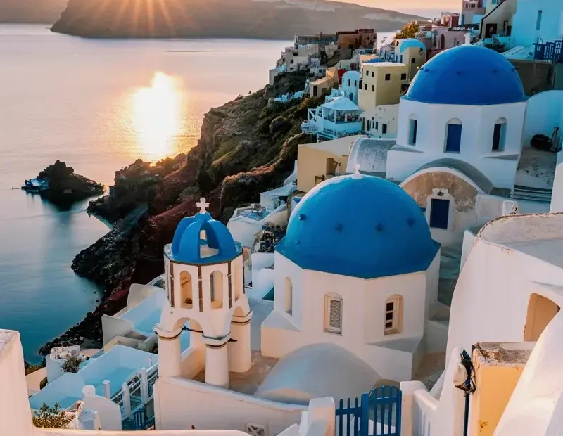 Santorini Sunset Photography: How to Shoot Oia's Blue Domes from the Stone Stairs
