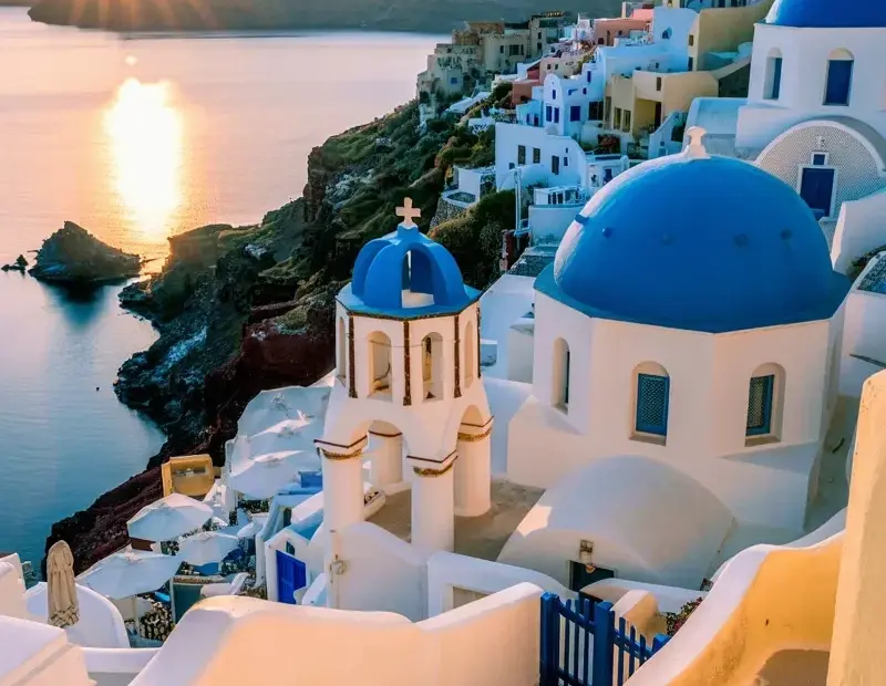 Santorini Sunset in Oia: Blue Domes & Stone Stairs to the Aegean